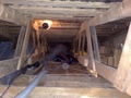 Välipohja tyhjennettiin purusta saunaosaston yläpuolelta. Kuvassa Tero Kivistö ahkeroi puruimurin kanssa.
