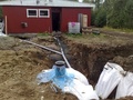 Lokasäiliö ankkuroitiin maahan kankailla. Uudet viemäriputket odottamassa routasuojan asennusta ja kaivannon täyttöä.