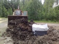 Kaivannon täyttö sujui joutuisasti kaivinkoneella.